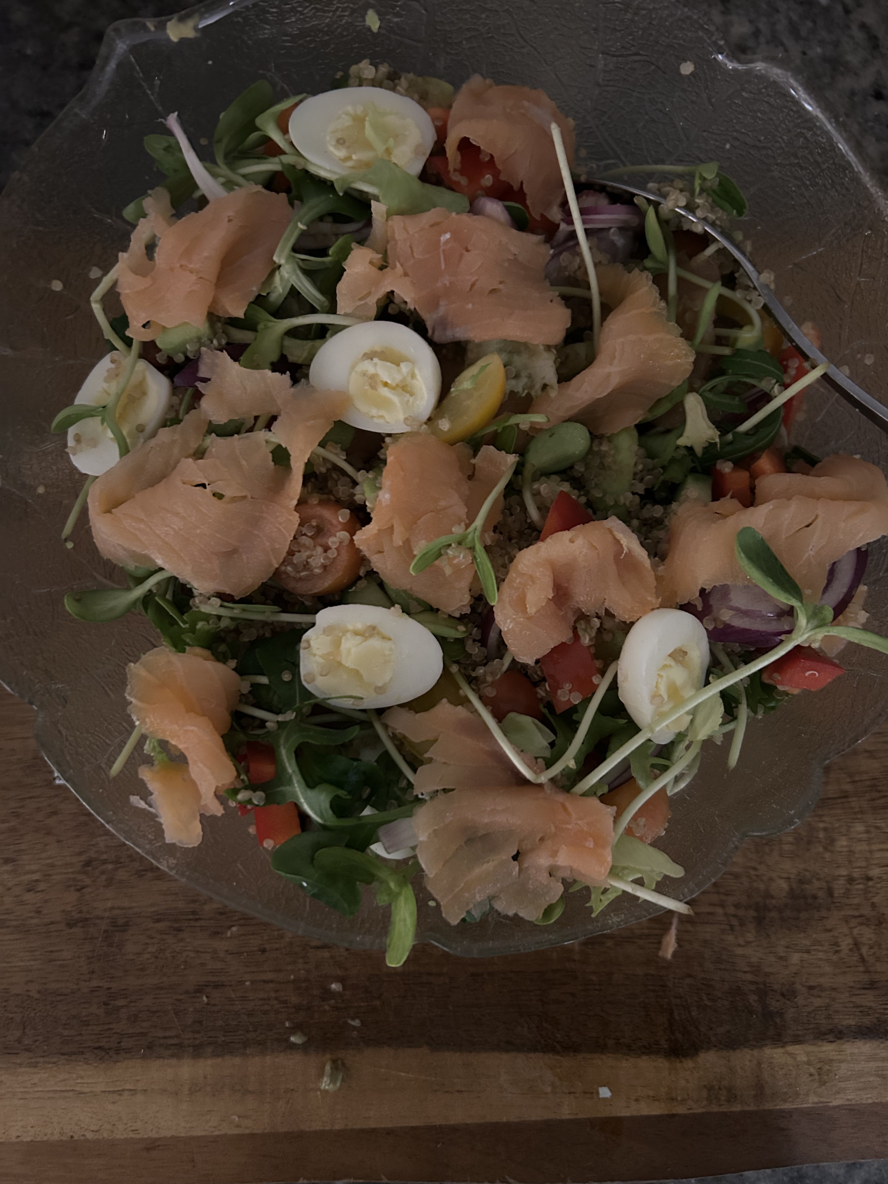 Matig sallad med rökt lax, vaktelägg och quinoa